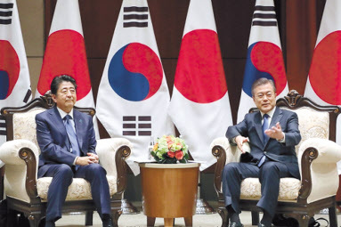 문재인 대통령과 아베 신조 일본 총리가 작년 9월 유엔총회 계기에 한일정상회담을 가진 모습.  [헤럴드DB]