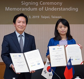기보 조규대 전무(왼쪽)와 대만 중소기업신용보증기금 수원링 이사장 직무대행이 업무협약을 체결하고 있다. [기보 제공]