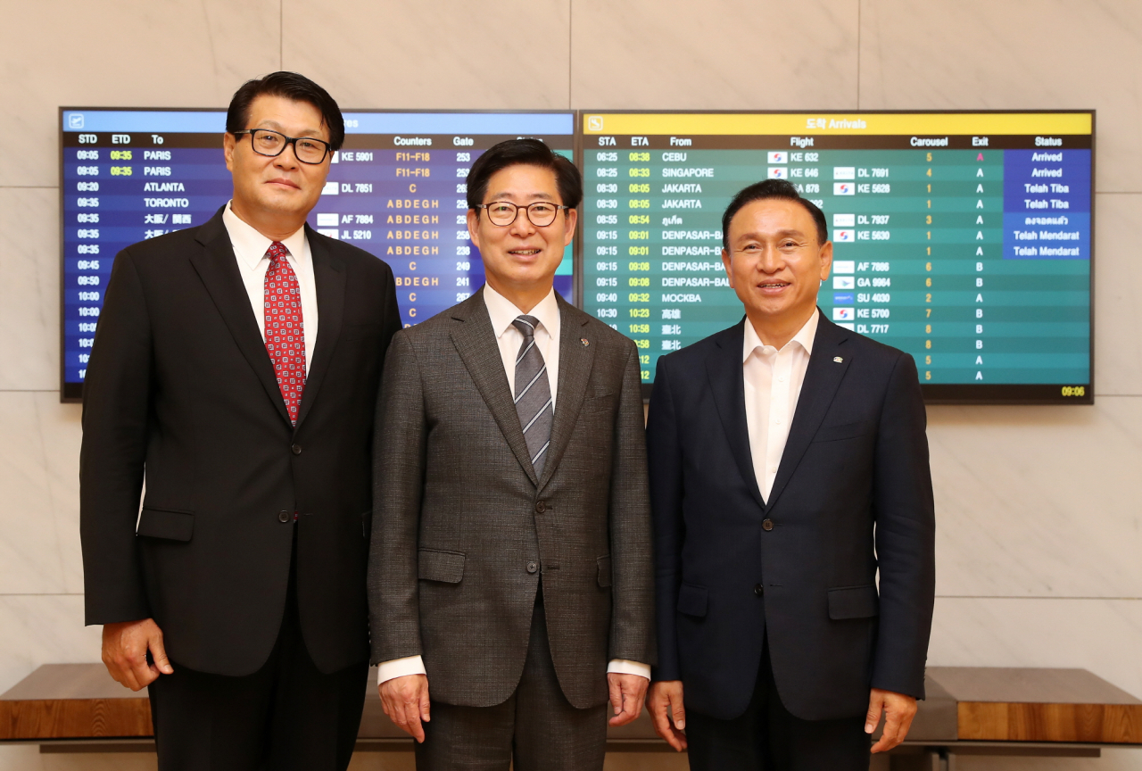 조찬래 엠이엠씨코리아 대표이사(사진 왼쪽부터)와 양승조 충남도지사, 구본영 천안시장이 4일 외자유치협약(MOU)을 체결 후 기념촬영을 하고 있다.
