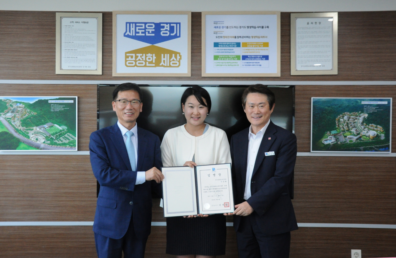한선재 경기평생교육진흥원장(오른쪽)이 이경화 노동이사(가운데)와 기념 촬영을 하고있다.[경기평생교육진흥원 제공