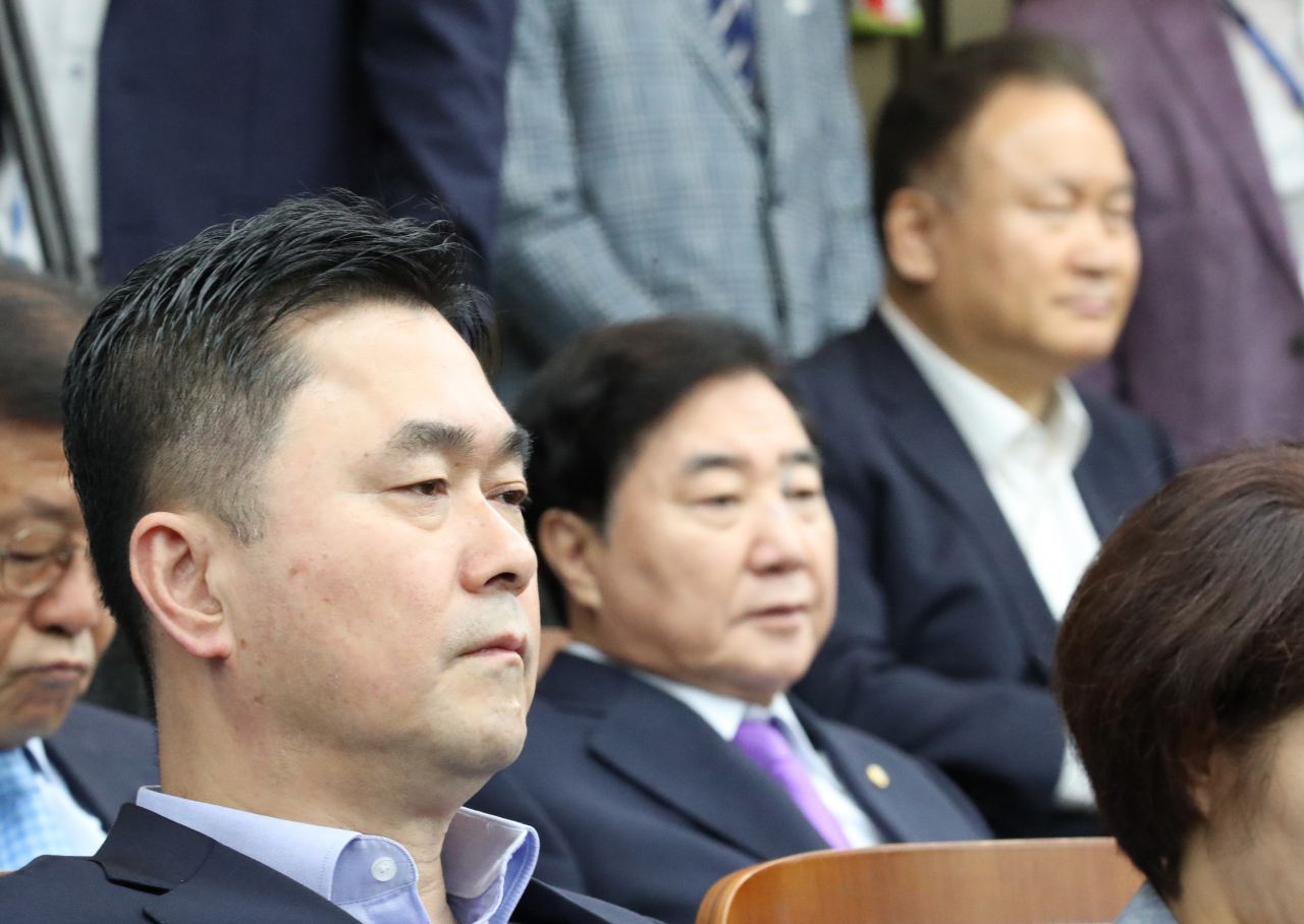 더불어민주당 김종민 의원(왼쪽)과 이상민 의원이 4일 국회에서 열린 의원총회에 참석해 있다. [연합]