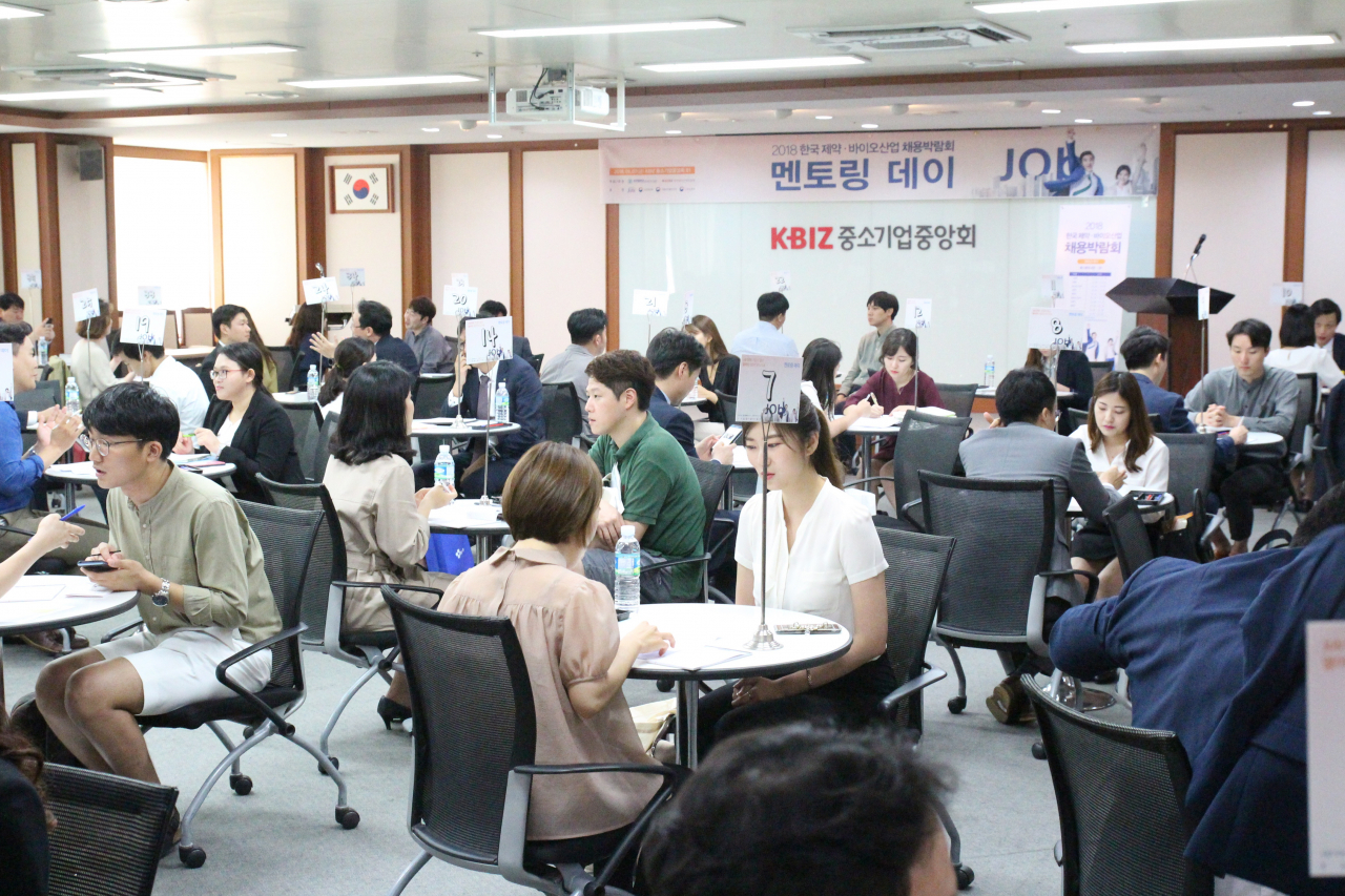 지난해 제약-바이오 산업 취업박람회에서 진행된 현장 멘토링. 선배가 될지 모를 직원이 이 멘토링 상담을 통해 회사 후배될 사람을 콕 찍을수도 있다.