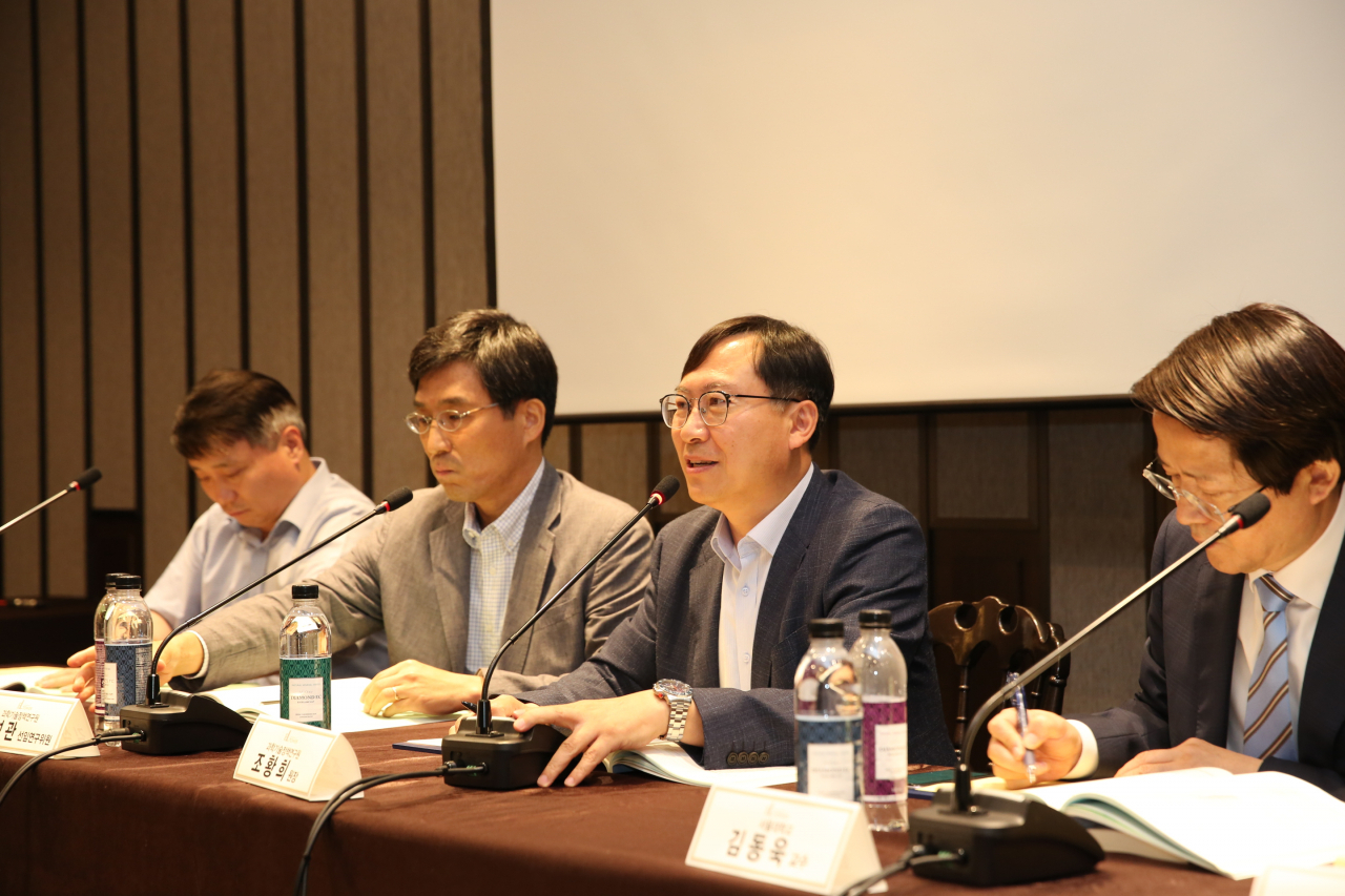 지난 3일 서울 양재동 엘타워에서 열린 '전환적 뉴딜 세미나'에서 조황희 STEPI 원장이 토론을 진행하고 있다.[STEPI 제공]