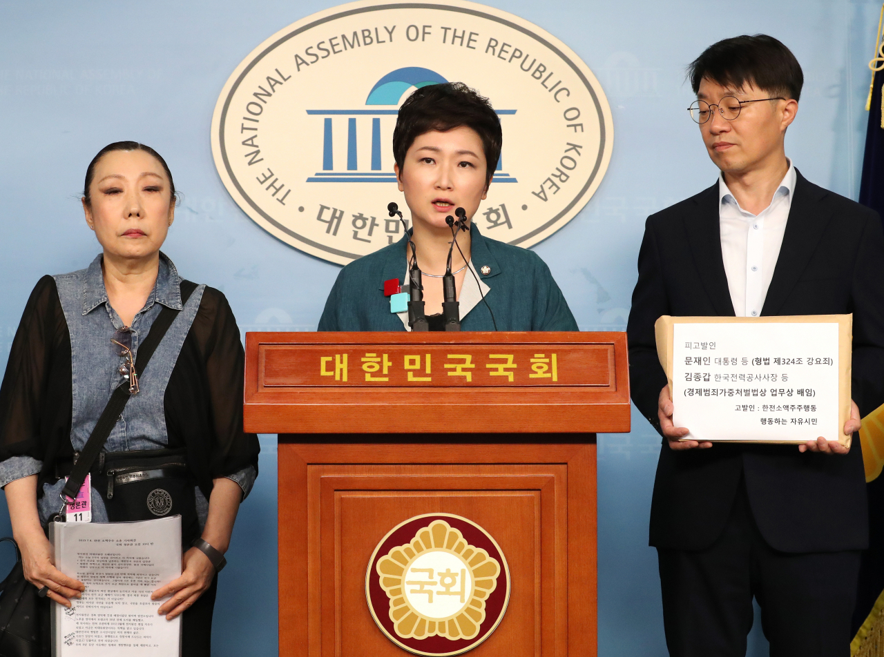 이언주 무소속 이언주 의원(가운데)이 지난 4일 오전 국회 정론관에서 '한전소액주주 소송' 관련 기자회견을 하고 있다. [연합]