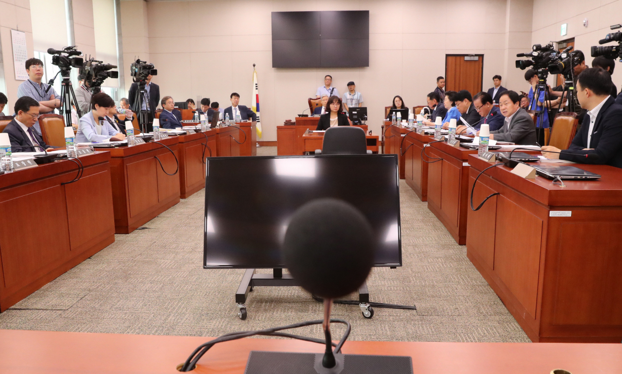 지난 1일 국회에서 열린 법제사법위원회 전체회의에서 여야 의원들이 윤석열 검찰총장 후보자 인사청문회 실시계획서 채택 관련 발언하고 있다. [연합]