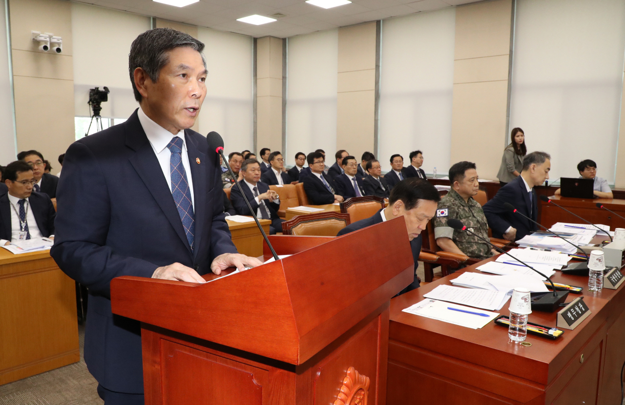 정경두 국방부 장관이 3일 오후 열린 국회 국방위원회 전체회의에서 '국방 현안'에 대해 설명하고 있다.[연합]