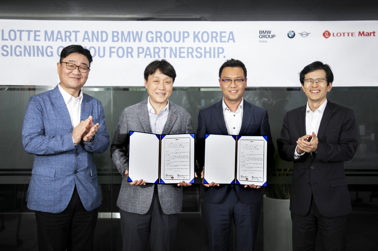 남창희 롯데마트 고객본부장과 정상천 BMW코리아 상무가 지난 4일 송파구 롯데마트 본사에서 MOU를 체결했다.