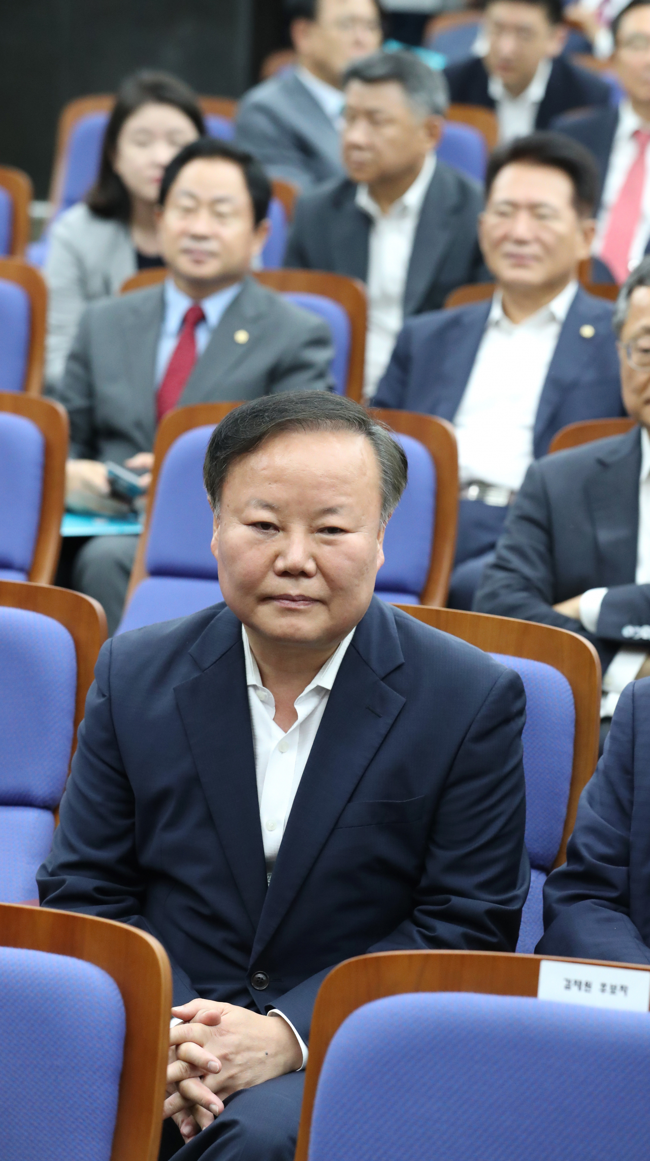 김재원 자유한국당 의원이 5일 오전 국회에서 열린 당 국회예결특별위원장 후보자 선출 의원총회에 참석해 자리하고 있다. [연합]