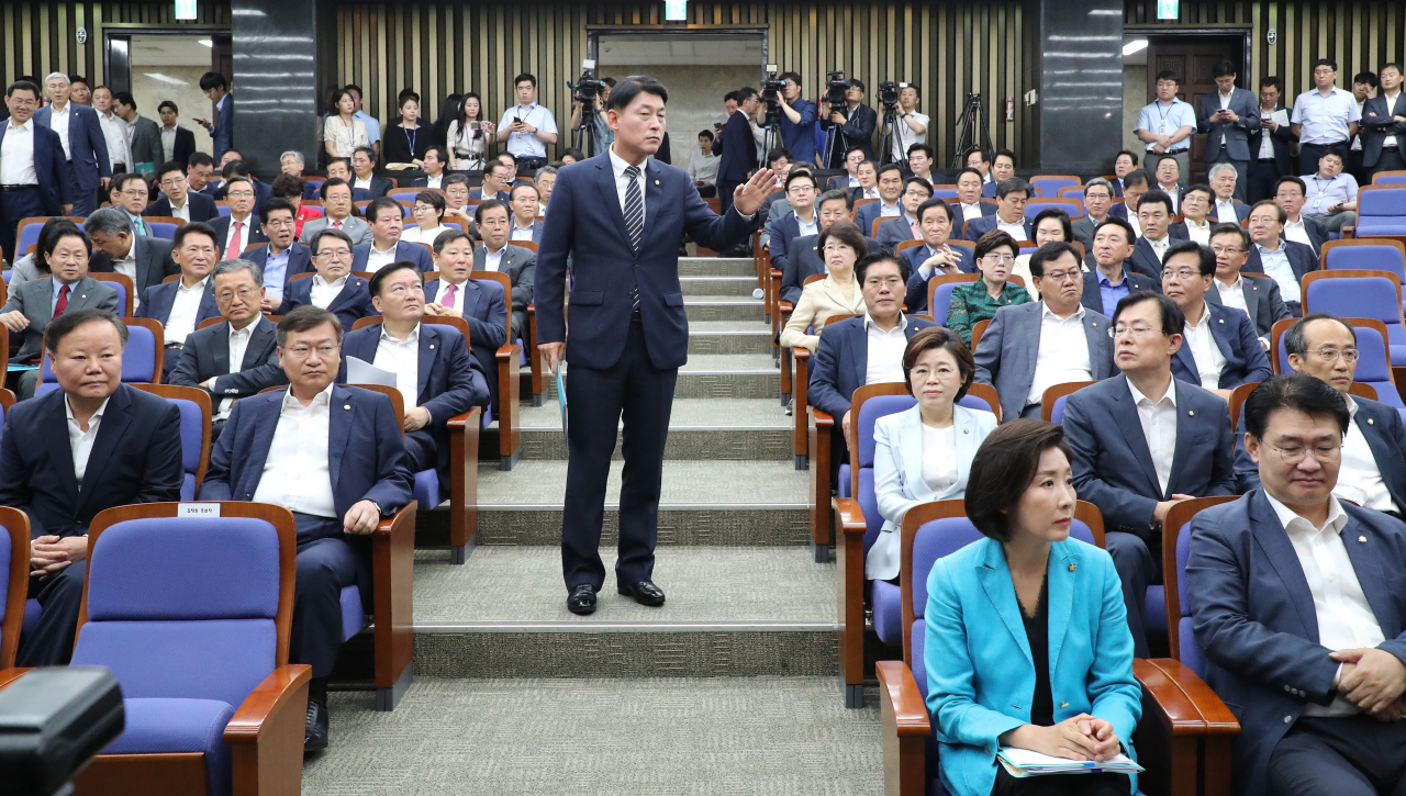 황영철 자유한국당 의원(가운데)이 5일 오전 국회에서 열린 당 국회예결특별위원장 후보자 선출 의원총회에서 후보자 모두 발언 등이 비공개로 진행될것이 결정되자 연단 앞으로 나오며 항의하고 있다. [연합]