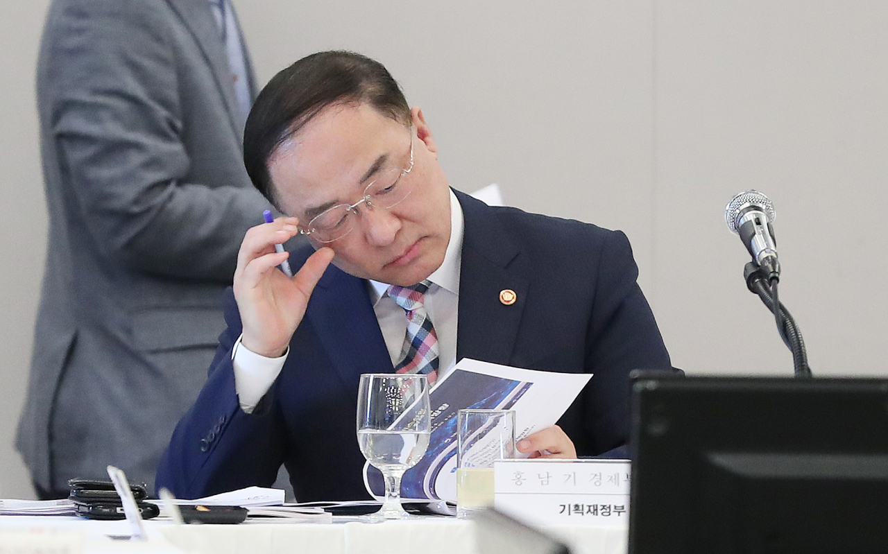 홍남기 경제부총리 겸 기획재정부 장관이 5일 오전 서울 중구 한국프레스센터에서 열린 서비스산업 총연합회 초청강연회에서 자료를 살펴보고 있다. 연합