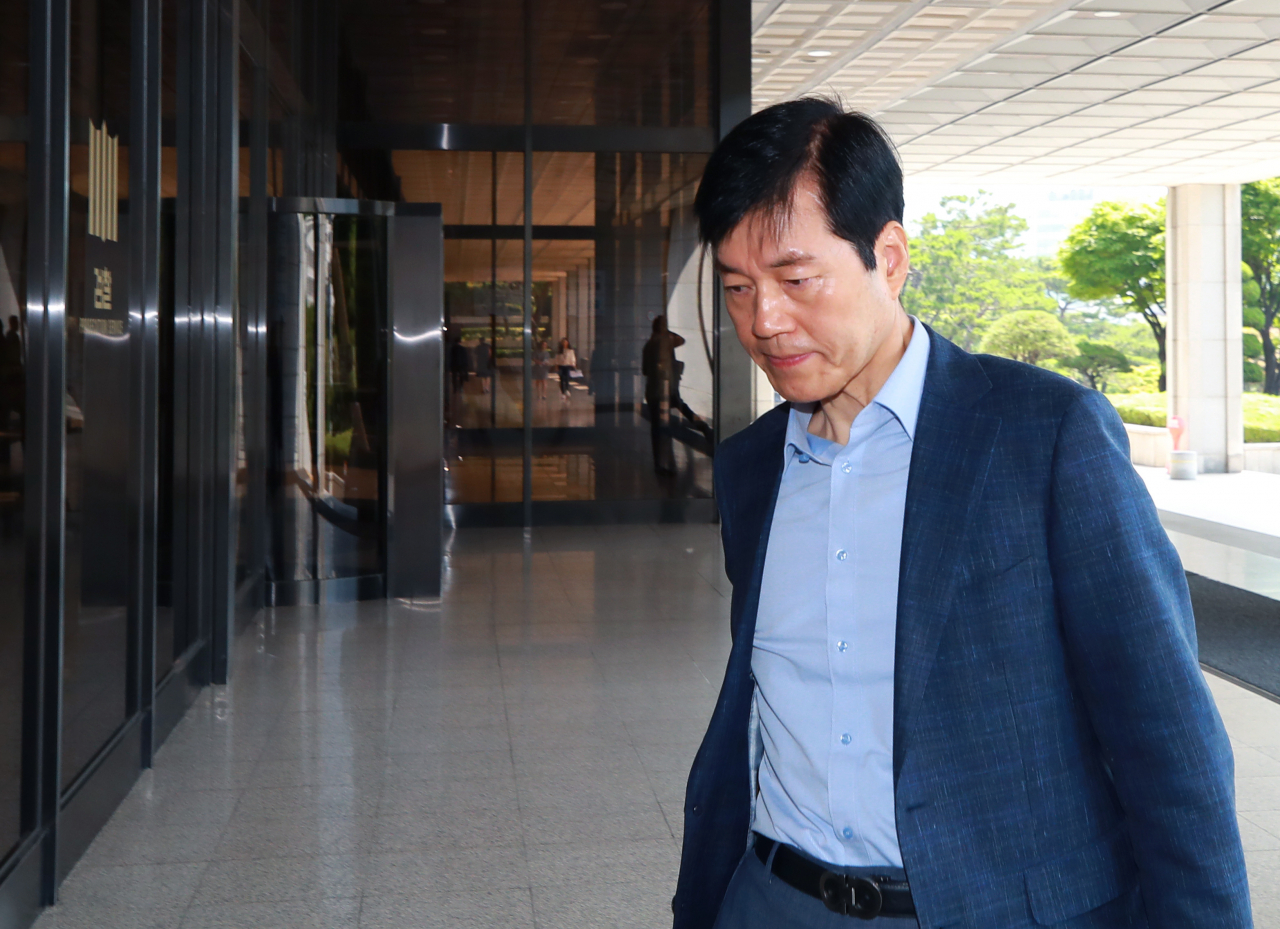 삼성바이오로직스 분식회계 의혹에 관한 증거인멸을 지시한 혐의를 받는 김태한 삼성바이오로직스 대표이사가 5일 오전 서울 서초동 서울중앙지방검찰청에 피의자 신분으로 재소환돼 검찰 청사로 들어가고 있다. 연합뉴스