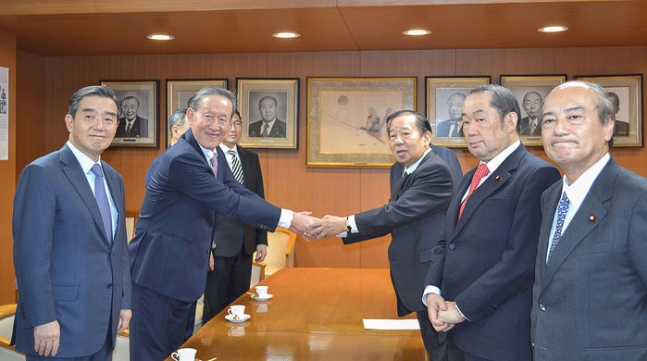 지난 3월 일본에서 개최된 'B20 도쿄 서밋'에서 허창수 전경련 회장을 비롯한 대표단이 일본경제단체연합회(게이단렌) 측과 면담을 가졌다. [전경련 제공]