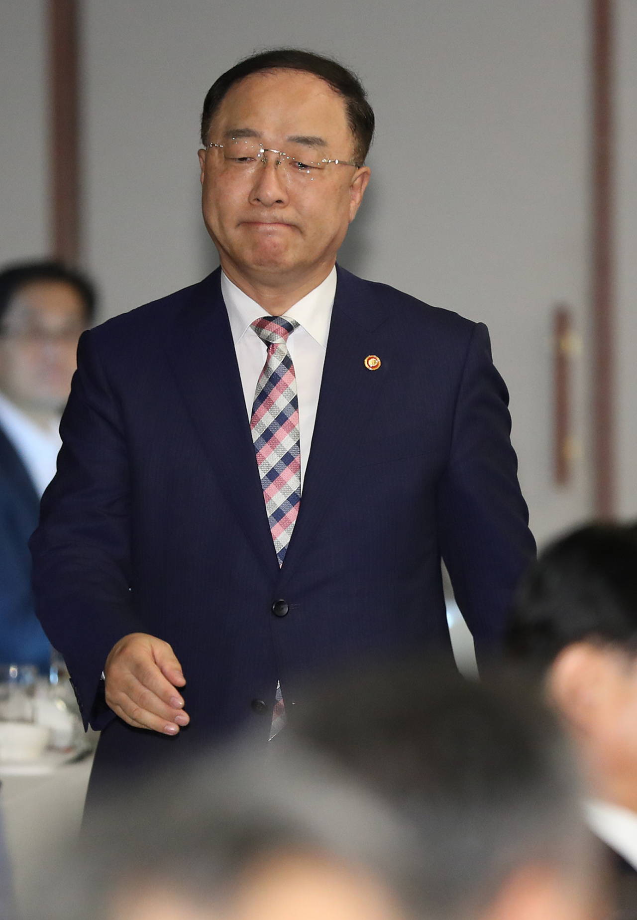 홍남기 경제부총리 겸 기획재정부 장관이 5일 오전 서울 중구 한국프레스센터에서 열린 서비스산업 총연합회 초청강연회에서 단상으로 향하고 있다. ［연합］