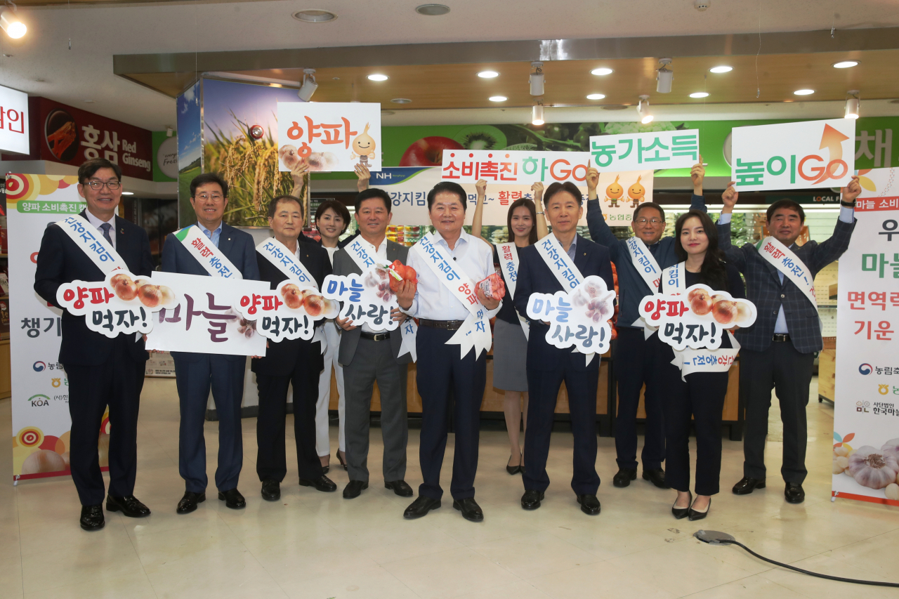 김병원 농협중앙회장을 비롯한 임직원들이 참여하여 릴레이 캠페인을 실시하고 있다. [농협 제공]