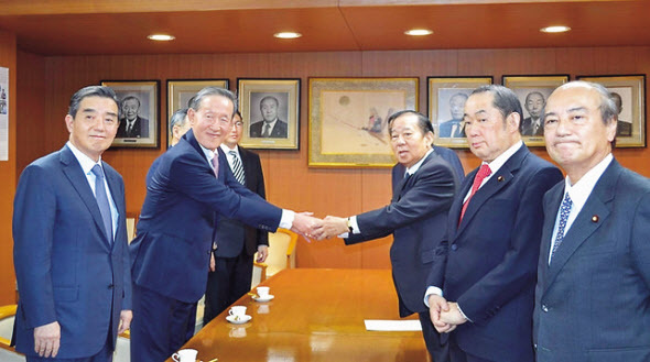 지난 3월 일본에서 개최된 ‘B20 도쿄 서밋’에서 허창수 전경련 회장을 비롯한 대표단이 일본경제단체연합회(게이단렌) 측과 면담을 가졌다.  [전경련 제공]