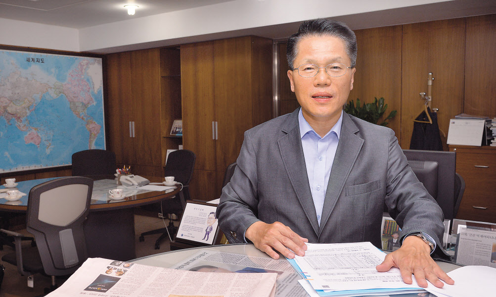 한경호 대한지방행정공제회 이사장은 “가족들을 위해 한푼의 돈도 헛되게 쓰지 않는 일반 공무원의 마음으로 13조원의 자산을 운용할 것”이라고 말한다. 업적을 세우려는 욕심을 버리고 전문가들을 믿고 전폭적으로 지원하는 것이 그의 투자 철학이다. 정희조 기자/checho@
