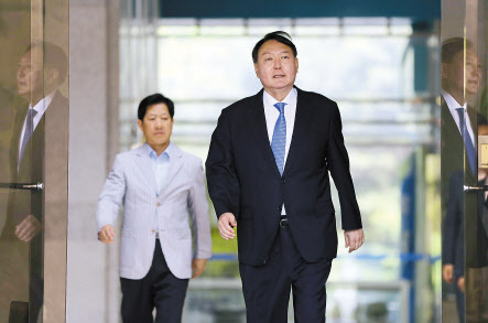 신임 검찰총장 후보자로 지명된 윤석열 서울중앙지검장이 지난달 17일 점심식사를 위해 서울 서초구 서울 중앙지검을 나서고 있다.  [연합]