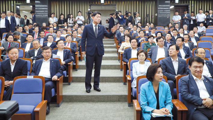 황영철 자유한국당 의원(가운데)이 5일 오전 국회에서 열린 당 국회예결특별위원장 후보자 선출 의원총회에서 후보자 모두 발언 등이 비공개로 진행될것이 결정되자 연단 앞으로 나오며 항의하고 있다.  [연합]