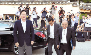 이재용 삼성전자 부회장과 손정의 일본 소프트뱅크 그룹 회장이 4일 서울 성북구 한국가구박물관에서 만찬을 위해 회동장으로 들어서고 있다.  [연합]