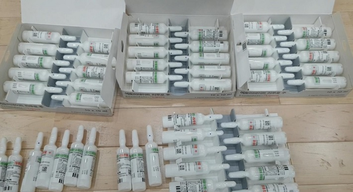 프로포폴과 비슷한 전신마취 효과를 내는 '에토미데이트'를 불법 판매·유통해온 일당이 경찰에 붙잡혔다. 경찰 조사결과 이들은 의약품 도매업자와 제약회사, 그리고 병원장 등이 포함돼 있는 것으로 파악돼 충격을 주고 있다. [연합]