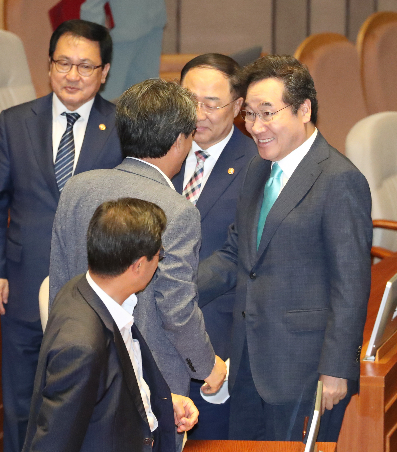 이낙연 국무총리(오른쪽)가 5일 오전 국회 본회의장에서 열린 바른미래당 오신환 원내대표 교섭단체 대표연설에 참석한 뒤 회의장을 나서고 있다. ［연합］
