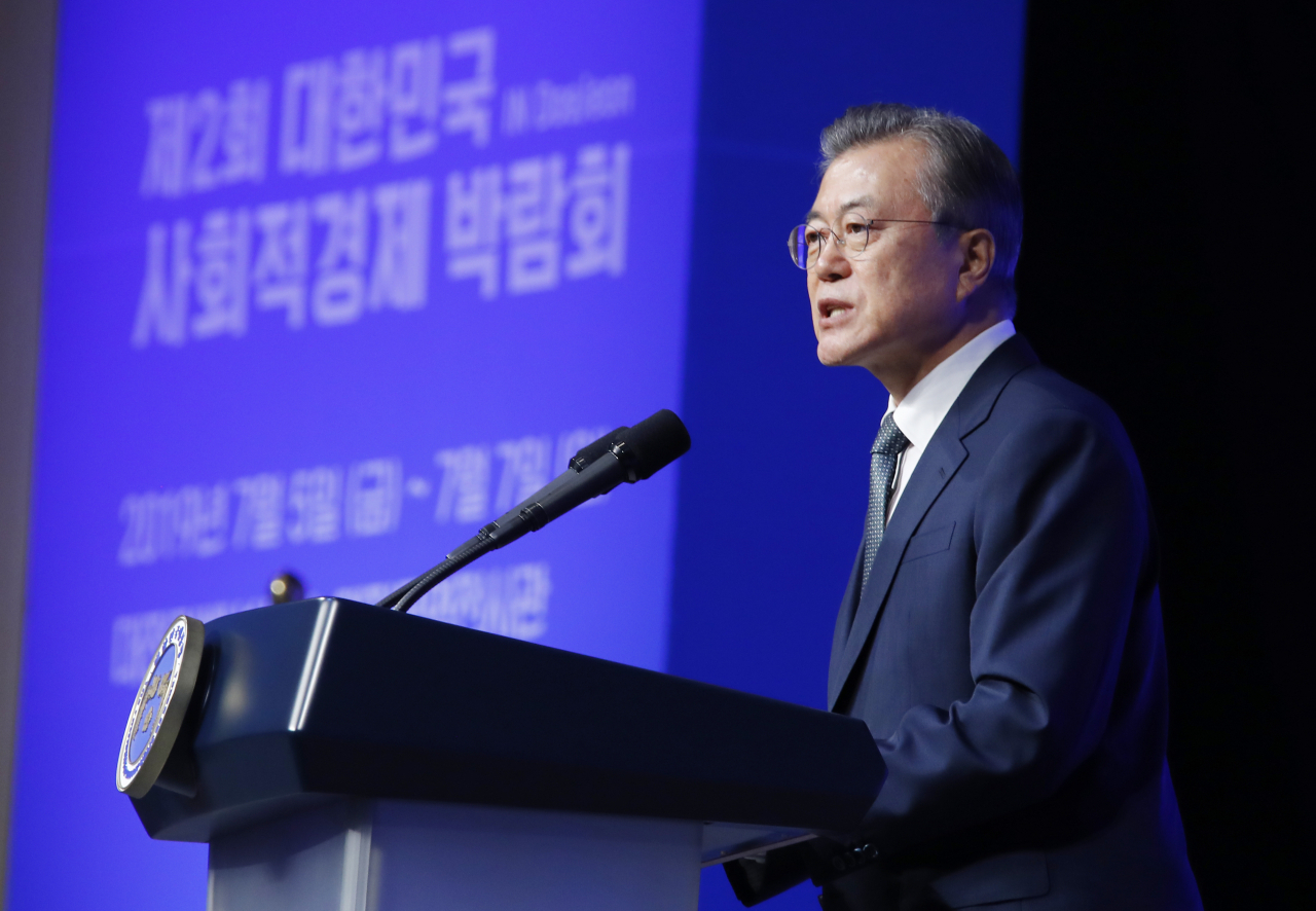 문재인 대통령이 5일 오후 대전컨벤션센터에서 열린 제2회 대한민국 사회적경제 박람회 개막식에서 축사를 하고 있다. [연합]