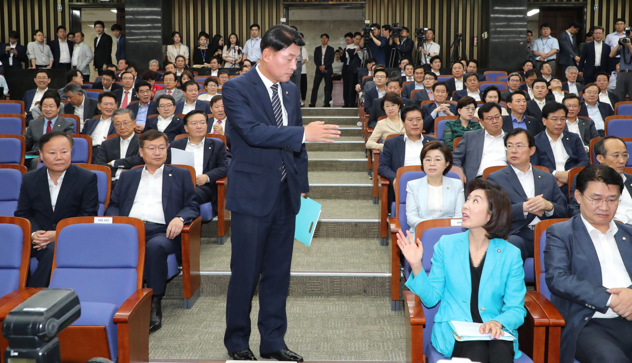 자유한국당 황영철 의원(가운데)이 5일 오전 국회에서 열린 당 국회예결특별위원장 후보자 선출 의원총회에서 후보자 모두 발언 등이 비공개로 진행될것이 결정되자 연단 앞으로 나와 나경원 원내대표(오른쪽 두번째)에게 항의하고 있다. [연합]