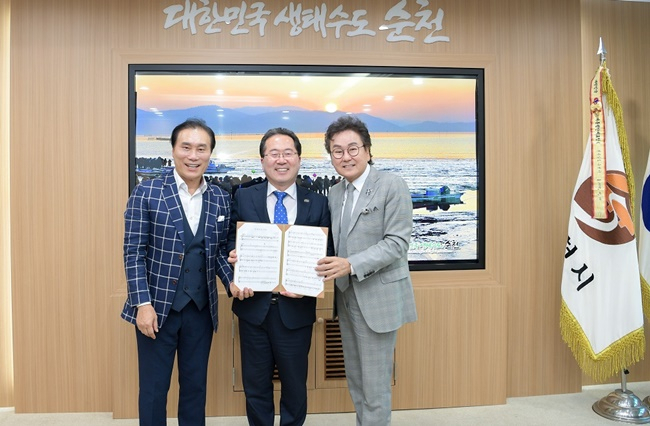 허석 순천시장(가운데)이 순천시 명예회장에 위촉된 박희영(왼쪽) 회장과 김정택 악단장(오른쪽)과 기념촬영을 하고 있다. [사진=순천시]