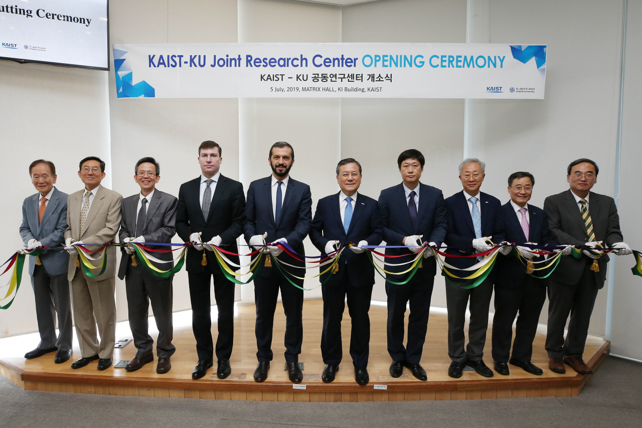 5일 대전 KAIST 본원 KI빌딩에서 열린 ‘KAIST-KU 공동연구센터’ 개소식에서 아리프 술탄 알 하마디(좌측 다섯 번째) UAE 칼리파대학 총장대행과 신성철 KAIST 총장 등 주요관계자들이 테이프 커팅식을 하고 있다.[KAIST 제공]
