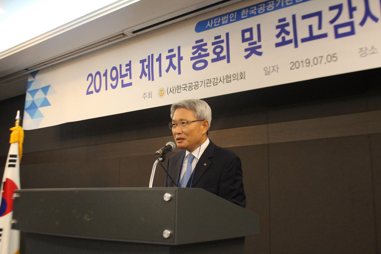 공공기관감사협회 회장 연임 인사를 하고 있는 이정희 한전 감사 [한전 제공]