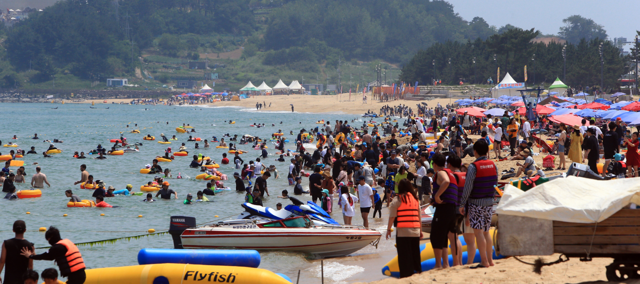 Sokcho beach in Gangwon Province is crowded with people on Saturday. (Yonhap)