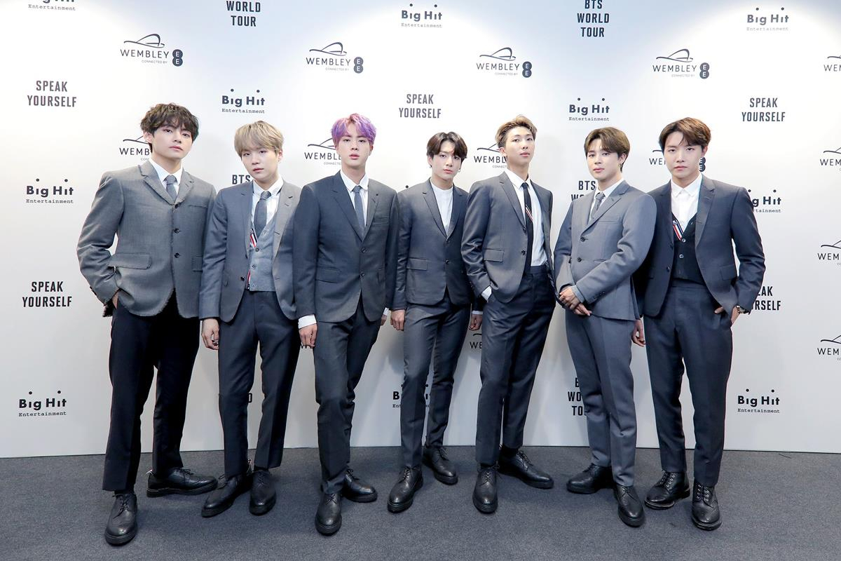그룹 방탄소년단이 월드 스타디움 투어 종착지인 일본에 상륙했다. 방탄소년단의 공연이 열리는 오사카 얀마 스타디움 나가이에는 6일 구름 관중이 몰려 축장장을 방불케하고 있다. [연합]