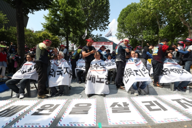 6일 서울 종로구 청와대 사랑채 인근에서 민주노총 공공운수노조 전국집배노동조합원들이 정규직 증원 및 토요 근무 폐지 등을 촉구하며 삭발식을 하고 있다. [연합]