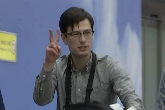 북한 평양 유학 중 지난 1주일 이상 소식이 끊겼던 호주인 대학생 알렉 시글리가 4일 중국 베이징 공항에 도착했다. [AP연합]