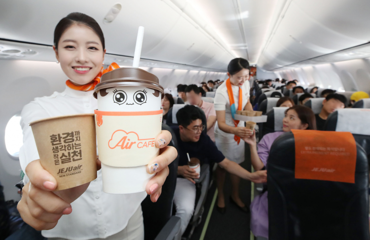 제주항공은 7월부터 플라스틱 컵과 빨대를 종이컵과 종이빨대로 바꿔 제공한다.