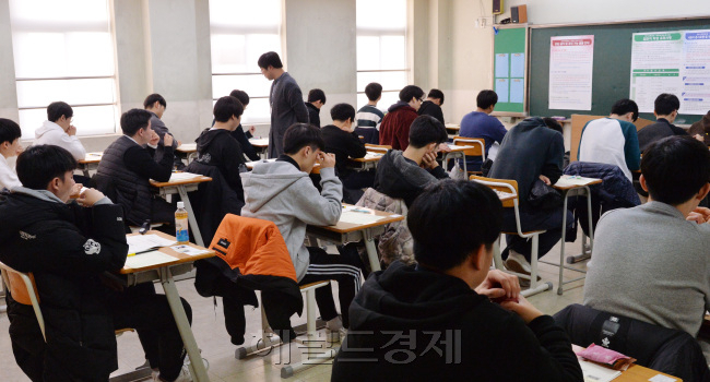 올해 수능은 11월14일 치러진다. 지난해 용산고에서 2019 수능을 치르는 학생들의 모습/헤럴드DB