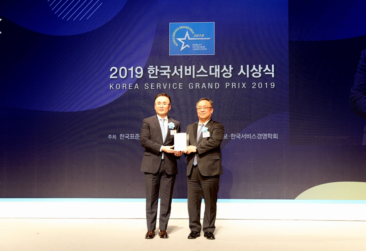 5일 시상식에서 파르나스호텔 권익범 대표(왼쪽)와 한국표준협회 이상진 회장이 기념 촬영을 하고 있다.