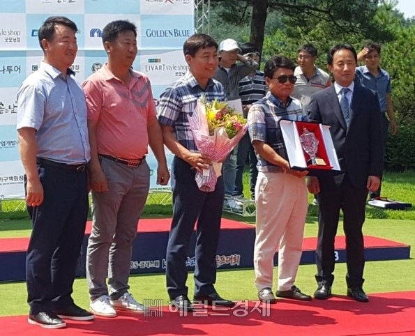 2019 중흥 S-클래스배 kbc 고교동문 골프대회에서 우승한 순천 매산고 선수들이 트로피를 받고 있다.[사진=중흥]