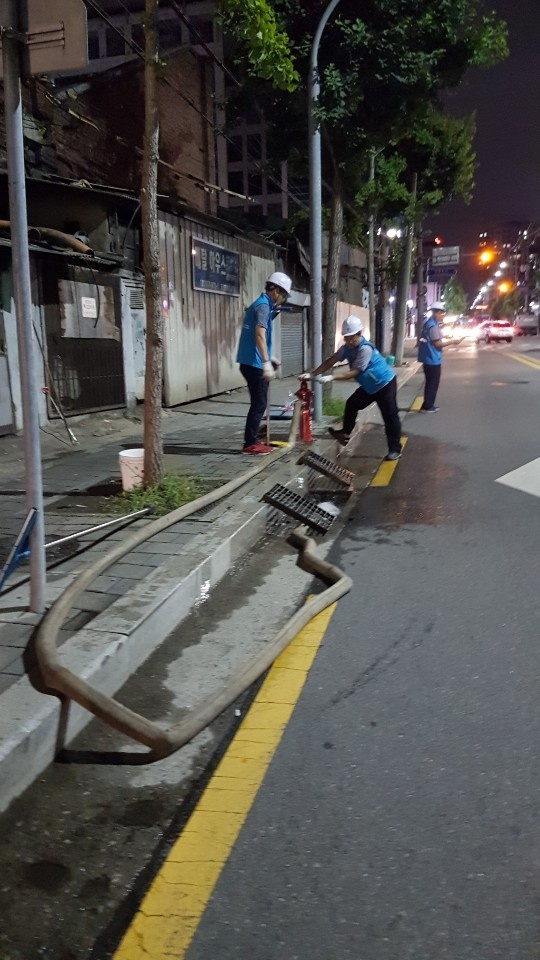 소화전을 이용해 수돗물을 하수로로 배출시키고 있다. [서울시 제공]