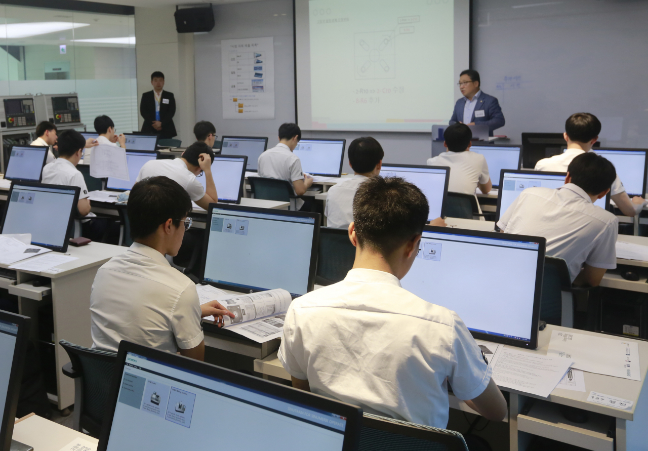지난해 7월 경남 창원시 현대위아 기술지원센터에서 열린 ‘제 5회 현대위아-지멘스 스마트 NC 경진대화’에서 참가한 학생들이 공작기계 NC 프로그래밍을 하고 있다. [현대위아 제공]