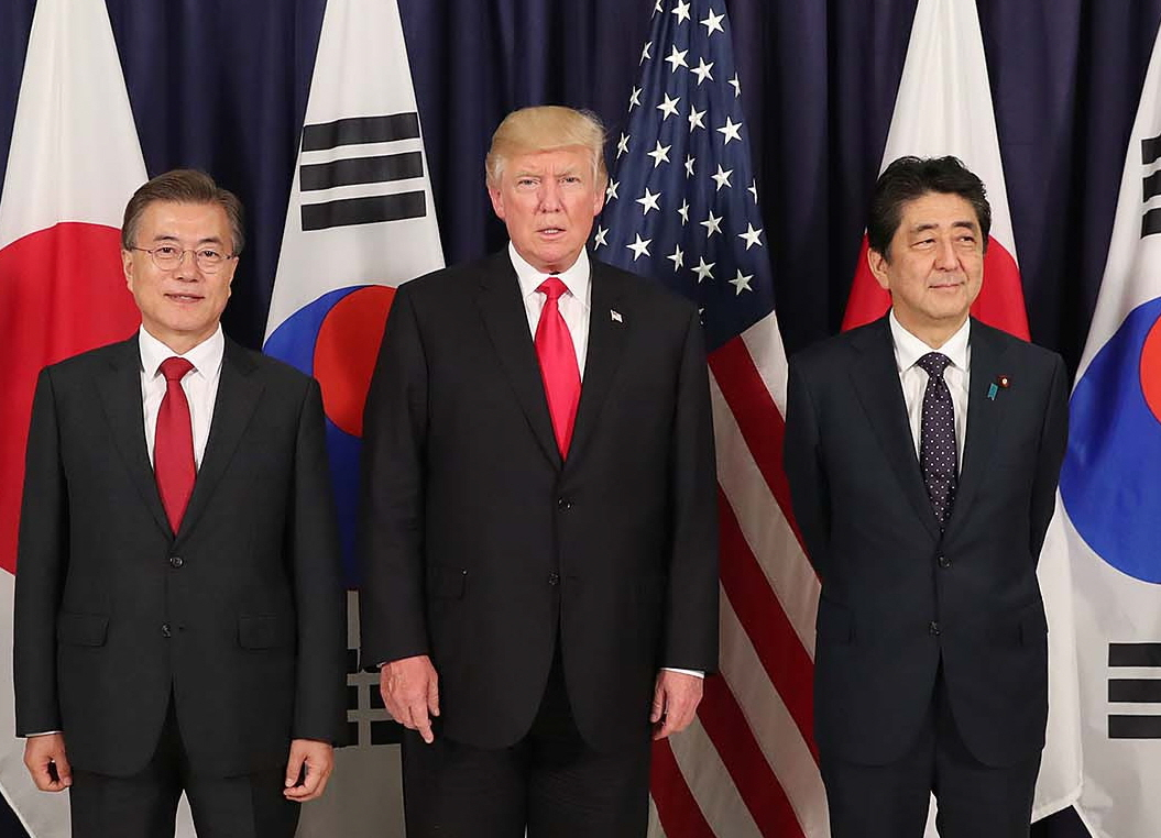 아베 신조 일본 총리가 한국 압박을 주도하고 있는 가운데 도널드 트럼프 대통령식 무역압박과 대북제재 카드화를 통해 미국의 입장을 고려한 행보를 보인다는 분석이다. 문재인 대통령이 지난 2017년 7월6일(현지시간) 독일 함부르크 주요 20개국(G20) 정상회의 계기 한미일 정상만찬에 앞서 기념촬영을 하고 있다. [헤럴드DB]