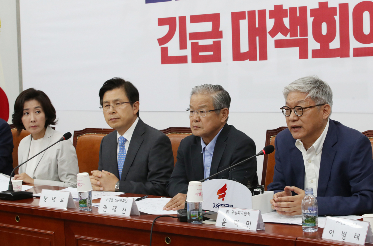 7일 국회에서 열린 자유한국당 '일본의 경제보복 관련 긴급대책회의'에서 윤덕민 전 국립외교원장이 발언하고 있다. [연합]