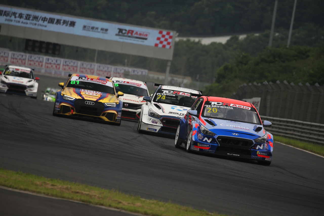 7월 5~7일 중국 저장성 저장 인터내셔널 서킷(Zhejiang International Circuit)에서 열린 TCR 아시아 시리즈 네 번째 대회에서 i30 N TCR(디에고 모란·리퀴몰리 팀 엥슬러, 페페 오리올라·쏠라이트 인디고 레이싱) 등이 경주하고 있는 모습. [현대차 제공]