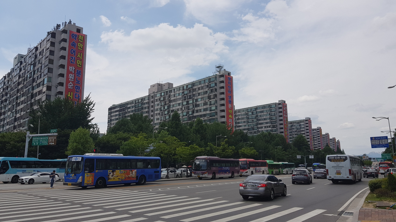 지난 7일 오후 서울 송파구 잠실주공5단지 동마다 일제히 박원순 서울시장을 비판하는 현수막이 걸려 있다. [헤럴드경제DB]
