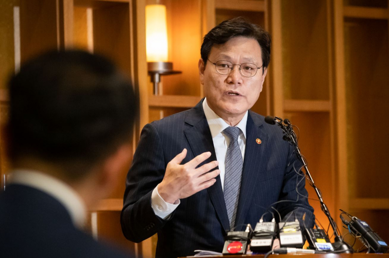 최종구 금융위원장이 지난 5일 서울 종로구 한 식당에서 오찬을 겸한 취임 2주년 기자간담회를 열고 기자들의 질문에 답하고 있다. [금융위 제공]