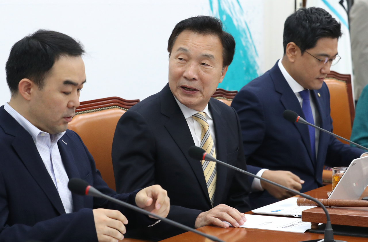 손학규 바른미래당 대표(가운데)가 8일 오전 국회에서 열린 최고위원회의에 참석해 주변을 둘러보고 있다. [연합]