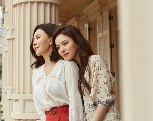 올해 초 한 여성복 화보 촬영에서 딸인 배우 이열음과 함께한 배우 윤영주(왼쪽). [이열음 인스타그램 캡처]
