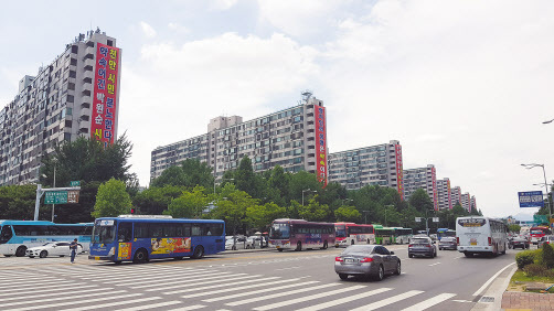 지난 7일 오후 서울 송파구 잠실주공5단지 동마다 일제히 박원순 서울시장을 비판하는 현수막이 걸려 있다.  [헤럴드경제DB]