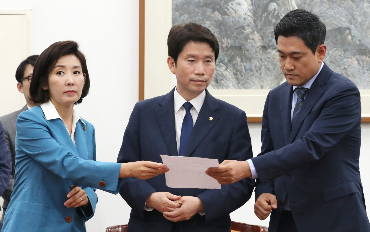 자유한국당 나경원(왼쪽부터), 더불어민주당 이인영, 바른미래당 오신환 원내대표가 28일 오후 국회 운영위원장실에서 본회의 관련 원포인트 합의문 발표를 하고 있다. [연합]