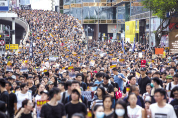 ‘범죄인 인도법안’에 반대하는 홍콩 시위대가 7일 웨스트 카오룽 고속철 역을 향해 행진하고 있다. [EPA]